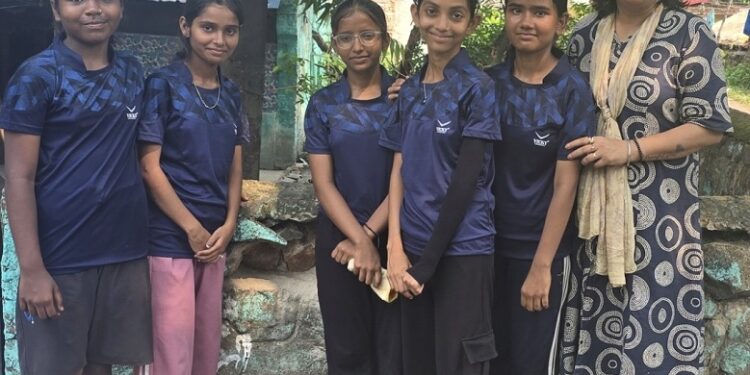Jamshedpur school : डीसीएम स्कूल ऑफ एक्सीलेंस बर्मामाइंस के विद्यार्थियों ने दिया संवेदनशीलता और करुणा का संदेश, पशु-पक्षियों को पेयजल उपलब्ध कराया