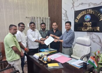 Jamshedpur mla representatives : विधायक सरयू राय के जनसुविधा प्रतिनिधि मिले अपर नगर आयुक्त से, बड़े नालों की सफाई व अन्य समस्याओं से अवगत कराया