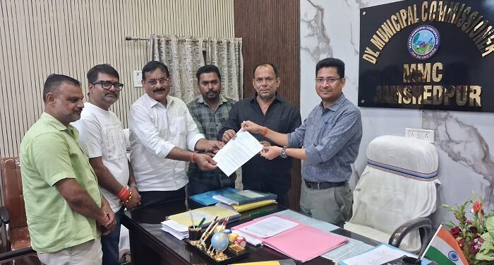 Jamshedpur mla representatives : विधायक सरयू राय के जनसुविधा प्रतिनिधि मिले अपर नगर आयुक्त से, बड़े नालों की सफाई व अन्य समस्याओं से अवगत कराया