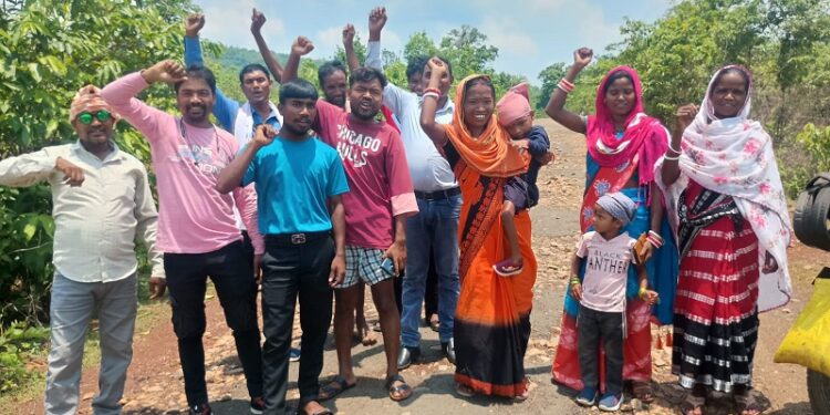 Jamshedpur rural road issue : डुमरिया में जर्जर सड़क के खिलाफ ग्रामीणों ने किया प्रदर्शन Jamshedpur rural road issue : डुमरिया में जर्जर सड़क के खिलाफ ग्रामीणों ने किया प्रदर्शन