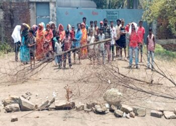 Saraikela chandil villagers protest – चांडिल के एक कंपनी में फर्नेस ब्लास्ट के बाद ग्रामीणों में आक्रोश, मुख्य गेट जाम कर प्रबंधन के खिलाफ विरोध प्रदर्शन Saraikela chandil villagers protest – चांडिल के एक कंपनी में फर्नेस ब्लास्ट के बाद ग्रामीणों में आक्रोश, मुख्य गेट जाम कर प्रबंधन के खिलाफ विरोध प्रदर्शन