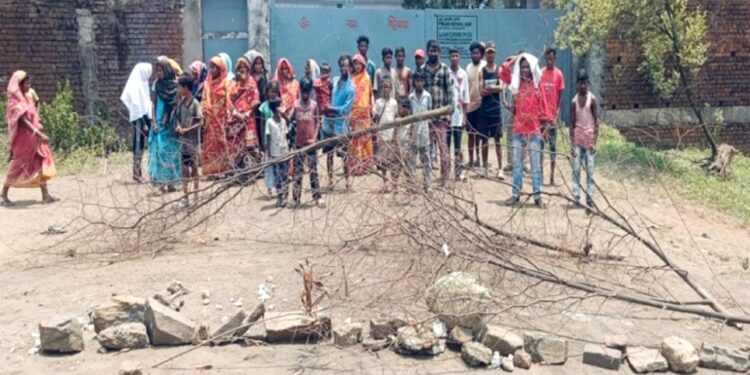 Saraikela chandil villagers protest – चांडिल के एक कंपनी में फर्नेस ब्लास्ट के बाद ग्रामीणों में आक्रोश, मुख्य गेट जाम कर प्रबंधन के खिलाफ विरोध प्रदर्शन