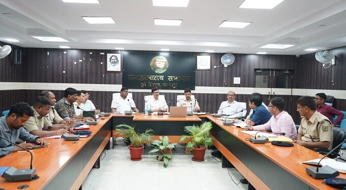 Jamshedpur mining task force action : जमशेदपुर में उपायुक्त ने की खनन टास्क फोर्स की बैठक, अवैध खनन के विरुद्ध कार्रवाई और तेज करने के दिए निर्देश