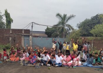 Saraikela chandil protest : चांडिल में फर्नेस ब्लास्ट हादसे के विरोध में मजदूरों और ग्रामीणों ने कंपनी गेट किया जाम, प्रबंधन के खिलाफ की नारेबाजी, उत्पादन ठप Saraikela chandil protest : चांडिल में फर्नेस ब्लास्ट हादसे के विरोध में मजदूरों और ग्रामीणों ने कंपनी गेट किया जाम, प्रबंधन के खिलाफ की नारेबाजी, उत्पादन ठप