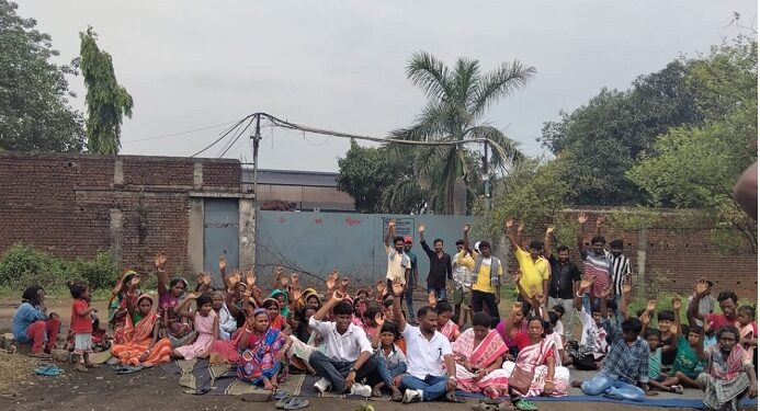 Saraikela chandil protest : चांडिल में फर्नेस ब्लास्ट हादसे के विरोध में मजदूरों और ग्रामीणों ने कंपनी गेट किया जाम, प्रबंधन के खिलाफ की नारेबाजी, उत्पादन ठप