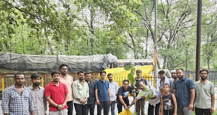 Jamshedpur world envionment day : विश्व पर्यावरण दिवस पर ईस्ट प्लांट बस्ती पार्क में कुलवंत सिंह बंटी ने किया वृक्षारोपण