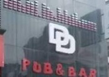 Jamshedpur DD bar crime case : बिष्टुपुर में चापड़बाजी मामले में 11 लोगों पर केस दर्ज, भाजपा नेता नीरज सिंह समेत डीडी बार के दो संचालकों को भी बनाया आरोपी, पुलिस की कार्रवाई पर फिर उठे सवाल, दो गिरफ्तार