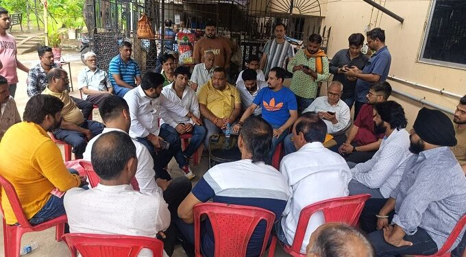 Jamshedpur bistupur dd bar murder case : बिष्टुपुर डीडी बार हत्याकांड में विभिन्न समाज का फैसला, 24 घंटे में हत्यारे गिरफ्तार इनकाउंटर नहीं हुए तो नहीं उठेगी लाश, होगा बड़ा आंदोलन, सरकार ने एडीजी को जमशेदपुर भेजा, मृतक की पत्नी ऋचा की बातों को सुनकर एसपी की भी बोलती हो गयी थी बंद, देखिये – video Jamshedpur bistupur dd bar murder case : बिष्टुपुर डीडी बार हत्याकांड में विभिन्न समाज का फैसला, 24 घंटे में हत्यारे गिरफ्तार इनकाउंटर नहीं हुए तो नहीं उठेगी लाश, होगा बड़ा आंदोलन, सरकार ने एडीजी को जमशेदपुर भेजा, मृतक की पत्नी ऋचा की बातों को सुनकर एसपी की भी बोलती हो गयी थी बंद, देखिये – video