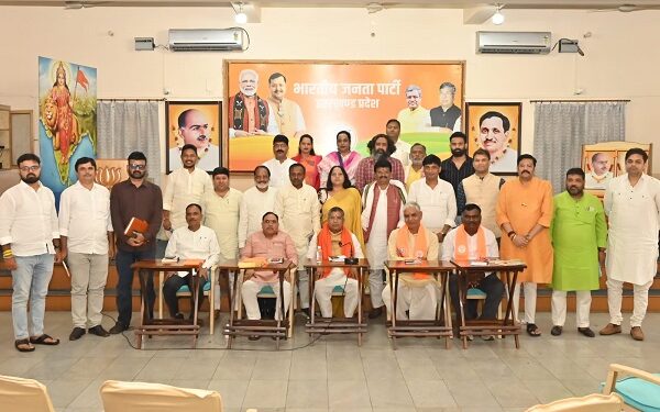 Jharkhand bjp : भाजपा के प्रदेश कार्यालय में मीडिया, प्रवक्ता एवं सोशल मीडिया प्रभारियों की बैठक सम्पन्न, प्रदेश अध्यक्ष ने कहा – पार्टी के लिए जो काम करेगा, वही आगे बढ़ेगा