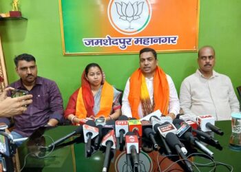 Jamshedpur bjp attack government : जमशेदपुर भाजपा हिमांशु हत्याकांड को लेकर गुस्से में, पूर्व मंत्री भानु प्रताप शाही ने पुलिस पर बोला हमला, सरकार को घेरा, कहा – पुलिस आम लोगों से ट्राफिक चेकिंग के नाम पर पैसा वसूलती है और सीएम से लेकर पुलिस अधिकारी तक उस पैसे को बांटते है, दोषी पुलिसवालों पर भी चलाया जाये हत्या का केस नहीं तो जमशेदपुर होगा बंद