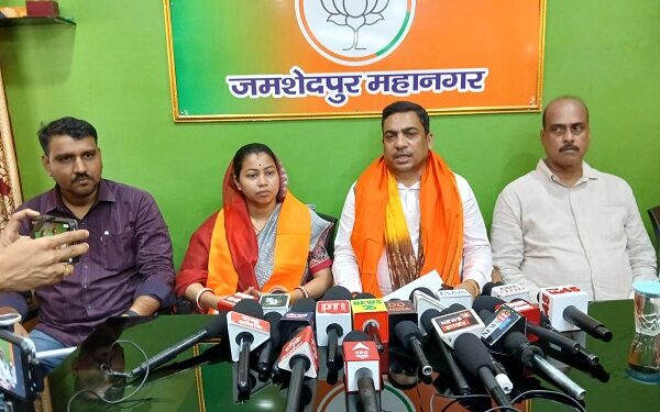 Jamshedpur bjp attack government : जमशेदपुर भाजपा हिमांशु हत्याकांड को लेकर गुस्से में, पूर्व मंत्री भानु प्रताप शाही ने पुलिस पर बोला हमला, सरकार को घेरा, कहा – पुलिस आम लोगों से ट्राफिक चेकिंग के नाम पर पैसा वसूलती है और सीएम से लेकर पुलिस अधिकारी तक उस पैसे को बांटते है, दोषी पुलिसवालों पर भी चलाया जाये हत्या का केस नहीं तो जमशेदपुर होगा बंद Jamshedpur bjp attack government : जमशेदपुर भाजपा हिमांशु हत्याकांड को लेकर गुस्से में, पूर्व मंत्री भानु प्रताप शाही ने पुलिस पर बोला हमला, सरकार को घेरा, कहा – पुलिस आम लोगों से ट्राफिक चेकिंग के नाम पर पैसा वसूलती है और सीएम से लेकर पुलिस अधिकारी तक उस पैसे को बांटते है, दोषी पुलिसवालों पर भी चलाया जाये हत्या का केस नहीं तो जमशेदपुर होगा बंद