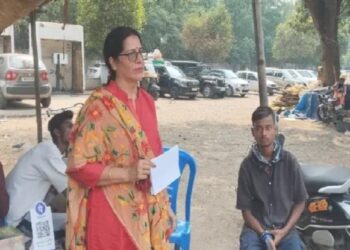 Jamshedpur theft: साकची में सब्जी खरीदने गयी महिला डॉक्टर का आभूषण गायब, दो सब्जी विक्रेताओं पर संदेह Jamshedpur theft: साकची में सब्जी खरीदने गयी महिला डॉक्टर का आभूषण गायब, दो सब्जी विक्रेताओं पर संदेह