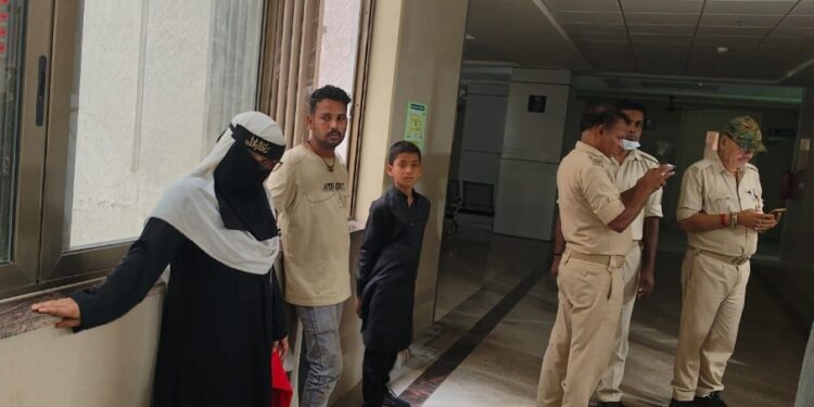 Jamshedpur incident – एमजीएम अस्पताल में महिला का मोबाइल गायब, जन्म-मृत्यु निबंधन शाखा में फॉर्म भरने के दौरान खिड़की पर छुट गया था फोन Jamshedpur incident – एमजीएम अस्पताल में महिला का मोबाइल गायब, जन्म-मृत्यु निबंधन शाखा में फॉर्म भरने के दौरान खिड़की पर छुट गया था फोन