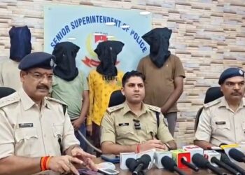 Jamshedpur police success : जमशेदपुर पुलिस ने अंतरराज्यीय साइबर गिरोह का किया पर्दाफाश, मास्टरमाइंड सहित चार गिरफ्तार, 9 मोबाइल व एटीएम कार्ड बरामद, देखिए – video