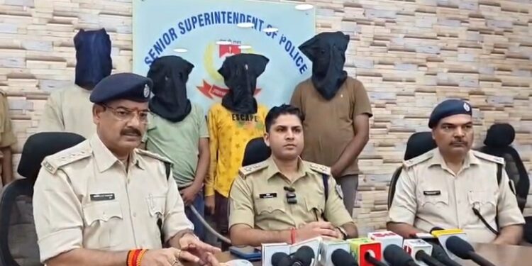 Jamshedpur police success : जमशेदपुर पुलिस ने अंतरराज्यीय साइबर गिरोह का किया पर्दाफाश, मास्टरमाइंड सहित चार गिरफ्तार, 9 मोबाइल व एटीएम कार्ड बरामद, देखिए – video