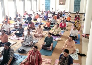 Jamshedpur satyanand yog kendra : गोलमुरी क्लब में 80 साधको ने एक साथ किया योग व साधना, सत्यानंद योग केंद्र की पहल पर जुटे लोग