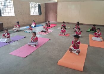 Jamshedpur jugsalai school : जुगसलाई डेजी गार्डेन स्कूल में मना योग दिवस, बच्चों ने किया योगाभ्यास, प्रधानमंत्री के संबोधन को सुना