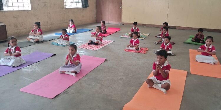 Jamshedpur jugsalai school : जुगसलाई डेजी गार्डेन स्कूल में मना योग दिवस, बच्चों ने किया योगाभ्यास, प्रधानमंत्री के संबोधन को सुना