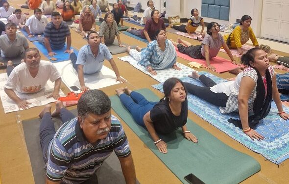 Jamshedpur satyanand yog kendra : गोलमुरी क्लब में चल रहे सत्यनंद योग केंद्र के शिविर में साधकों ने योग की बारीकियों को समझा, तीन दिनों से चल रही साधना Jamshedpur satyanand yog kendra : गोलमुरी क्लब में चल रहे सत्यनंद योग केंद्र के शिविर में साधकों ने योग की बारीकियों को समझा, तीन दिनों से चल रही साधना