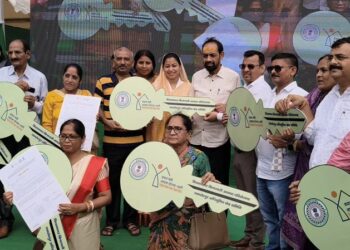 Jamshedpur PM Awas Yojana : प्रधानमंत्री आवास योजना के तहत 340 परिवारों को मिला अपना आशियाना, बिरसानगर में गृह प्रवेश में शामिल हुए सांसद विद्युत वरण महतो व विधायक पूर्णिमा साहू Jamshedpur PM Awas Yojana : प्रधानमंत्री आवास योजना के तहत 340 परिवारों को मिला अपना आशियाना, बिरसानगर में गृह प्रवेश में शामिल हुए सांसद विद्युत वरण महतो व विधायक पूर्णिमा साहू