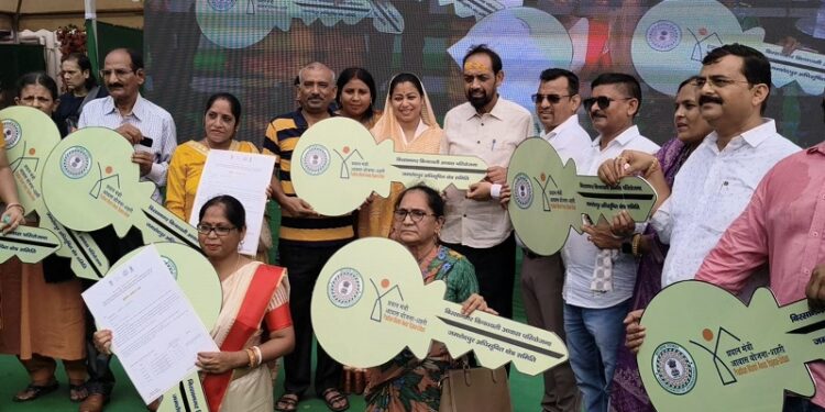 Jamshedpur PM Awas Yojana : प्रधानमंत्री आवास योजना के तहत 340 परिवारों को मिला अपना आशियाना, बिरसानगर में गृह प्रवेश में शामिल हुए सांसद विद्युत वरण महतो व विधायक पूर्णिमा साहू Jamshedpur PM Awas Yojana : प्रधानमंत्री आवास योजना के तहत 340 परिवारों को मिला अपना आशियाना, बिरसानगर में गृह प्रवेश में शामिल हुए सांसद विद्युत वरण महतो व विधायक पूर्णिमा साहू