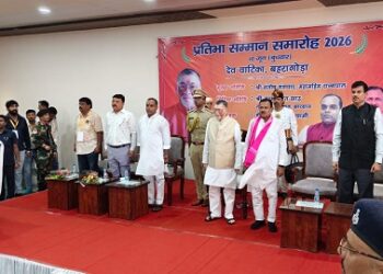 Jharkhand governor in bahragoda : बहरागोड़ा में प्रतिभा सम्मान समारोह में प्रतिभावान छात्रों को सम्मानित करने पहुंचे राज्यपाल संतोष गंगवार, बच्चों का बढ़ाया हौसला, दिनेशानंद गोस्वामी ने की मेजबानी