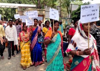 Jamshedpur rural villagers protest – पटमदा में पत्थर खदान के विरोध में ग्रामीण उतरे सड़क पर, उपायुक्त से रोक लगाने की मांग, देखिए – video