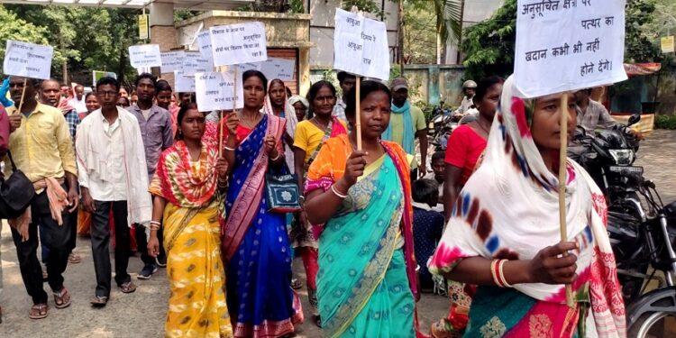 Jamshedpur rural villagers protest – पटमदा में पत्थर खदान के विरोध में ग्रामीण उतरे सड़क पर, उपायुक्त से रोक लगाने की मांग, देखिए – video