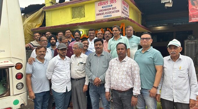 West singhbhum – रोटरी क्लब चाईबासा ने कन्हैया लाल सांवर प्रसाद दोदराजका की स्मृति पर बस स्टैंड में शीतल जल सेवा का किया शुभारंभ