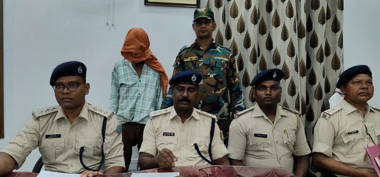 West singhbhum police action – जगन्नाथपुर जंगल से बरामद शव की हुई पहचान, हत्या का आरोपी गिरफ्तार West singhbhum police action – जगन्नाथपुर जंगल से बरामद शव की हुई पहचान, हत्या का आरोपी गिरफ्तार