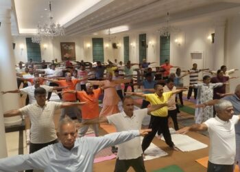 Jamshedpur yog camp : गोलमुरी क्लब में योग शिविर शुरू, स्वामी गोरखनाथ ने सिखाए योग के गुर Jamshedpur yog camp : गोलमुरी क्लब में योग शिविर शुरू, स्वामी गोरखनाथ ने सिखाए योग के गुर
