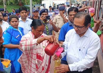 West singhbhum – चक्रधरपुर रेलवे स्टेशन पर सांसद जोबा माझी व डीआरएम तरुण हुरिया ने यात्रियों को बांटे शीतल पेय