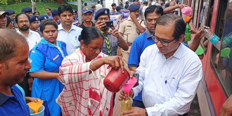 West singhbhum – चक्रधरपुर रेलवे स्टेशन पर सांसद जोबा माझी व डीआरएम तरुण हुरिया ने यात्रियों को बांटे शीतल पेय