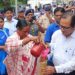 West singhbhum – चक्रधरपुर रेलवे स्टेशन पर सांसद जोबा माझी व डीआरएम तरुण हुरिया ने यात्रियों को बांटे शीतल पेय