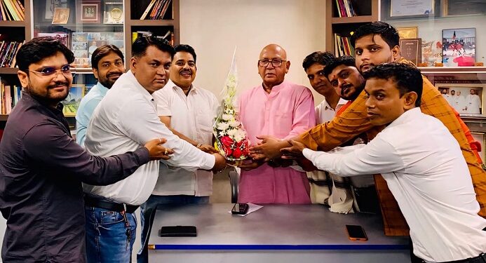 Jamshedpur packers and movers association : जमशेदपुर पैकर्स मूवर्स एसोसिएशन का प्रतिनिधिमंडल मिला विधायक सरयू राय से, किया सम्मानित
