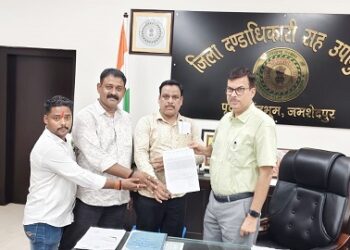 Jamshedpur jdu : बीपीएम मध्य विद्यालय के शिक्षकों का तीन माह का वेतन भुगतान अविलंब कराया जाए, जदयू के लोग जमशेदपुर डीसी से मिले