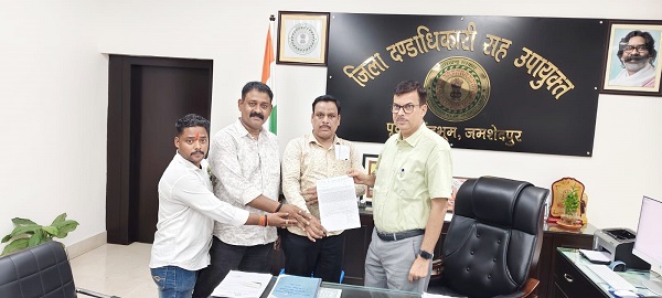 Jamshedpur jdu : बीपीएम मध्य विद्यालय के शिक्षकों का तीन माह का वेतन भुगतान अविलंब कराया जाए, जदयू के लोग जमशेदपुर डीसी से मिले Jamshedpur jdu : बीपीएम मध्य विद्यालय के शिक्षकों का तीन माह का वेतन भुगतान अविलंब कराया जाए, जदयू के लोग जमशेदपुर डीसी से मिले