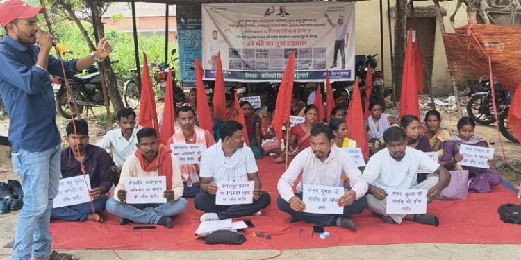 West singhbhum hunger strike : मनोहरपुर पथ निर्माण विभाग में गड़बड़ियों के विरोध में भूख हड़ताल शुरू, आंदोलन की दी चेतावनी