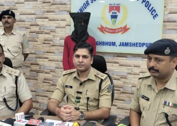 Jamshedpur police action : बिष्टुपुर में लोडेड पिस्तौल के साथ आरआइटी का युवक गिरफ्तार, क्षेत्र में दहशत फैलाने और डराने-धमकाने के लिए रखा था हथियार, देखिए – video