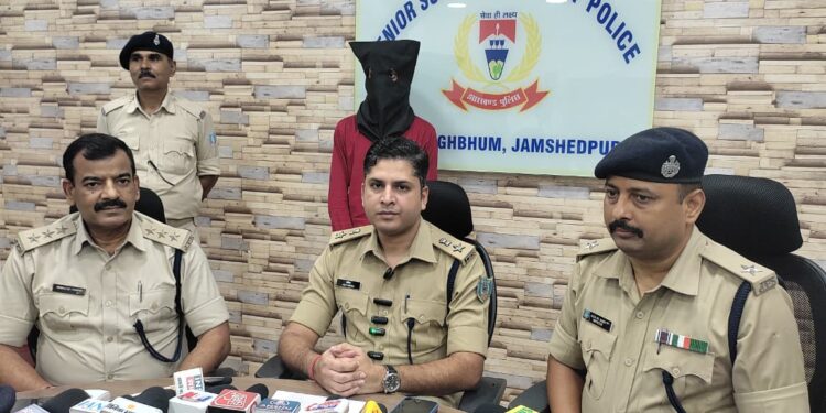 Jamshedpur police action : बिष्टुपुर में लोडेड पिस्तौल के साथ आरआइटी का युवक गिरफ्तार, क्षेत्र में दहशत फैलाने और डराने-धमकाने के लिए रखा था हथियार, देखिए – video