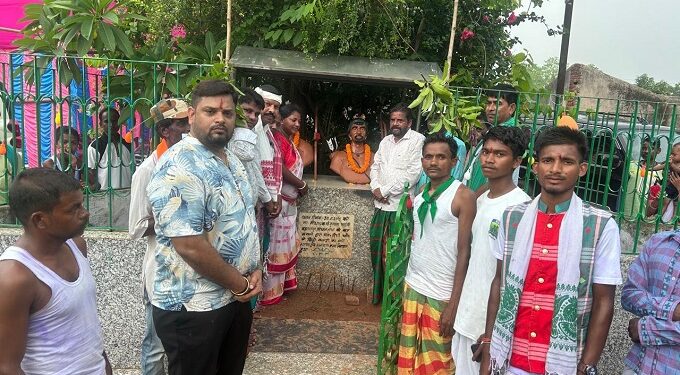 Jamshedpur rural hul diwas- चाकुलिया के विभिन्न गांव में मना हूल दिवस, विधायक ने सिदो कान्हू की मूर्ति पर माल्यार्पण कर दी श्रद्धांजलि Jamshedpur rural hul diwas- चाकुलिया के विभिन्न गांव में मना हूल दिवस, विधायक ने सिदो कान्हू की मूर्ति पर माल्यार्पण कर दी श्रद्धांजलि
