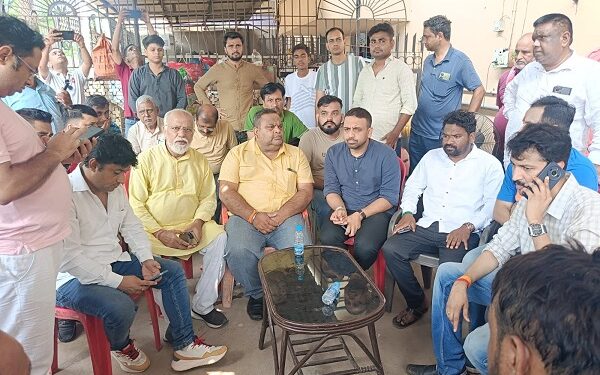 Jamshedpur bistupur dd bar murder case : बिष्टुपुर डीडी बार में हुए खूनी खेल को लेकर सरकार लेगी एक्शन, पूर्व विधायक कुणाल षाडंगी सरकार के दूत बनकर पहुंचे, सीएम और डीजीपी ने की परिवार से बात