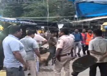 Jamshedpur firing : गोलमुरी सब्जी मार्केट में गोली चलने से मची अफरातफरी, एक लाख की रंगदारी केलिए फायरिंग की बात आई सामने, गोलमुरी पुलिस आरोपियों की धर-पकड़ में जुटी Jamshedpur firing : गोलमुरी सब्जी मार्केट में गोली चलने से मची अफरातफरी, एक लाख की रंगदारी केलिए फायरिंग की बात आई सामने, गोलमुरी पुलिस आरोपियों की धर-पकड़ में जुटी