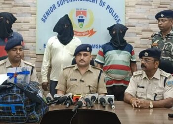 Jamshedpur rural police action : एमजीएम थाना क्षेत्र में अंतरराज्यीय गांजा तस्कर गिरोह का भंडाफोड़, 9.2 किलो गांजा के साथ तीन तस्कर गिरफ्तार, देखिए – video Jamshedpur rural police action : एमजीएम थाना क्षेत्र में अंतरराज्यीय गांजा तस्कर गिरोह का भंडाफोड़, 9.2 किलो गांजा के साथ तीन तस्कर गिरफ्तार, देखिए – video