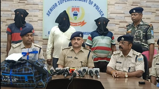 Jamshedpur rural police action : एमजीएम थाना क्षेत्र में अंतरराज्यीय गांजा तस्कर गिरोह का भंडाफोड़, 9.2 किलो गांजा के साथ तीन तस्कर गिरफ्तार, देखिए – video Jamshedpur rural police action : एमजीएम थाना क्षेत्र में अंतरराज्यीय गांजा तस्कर गिरोह का भंडाफोड़, 9.2 किलो गांजा के साथ तीन तस्कर गिरफ्तार, देखिए – video
