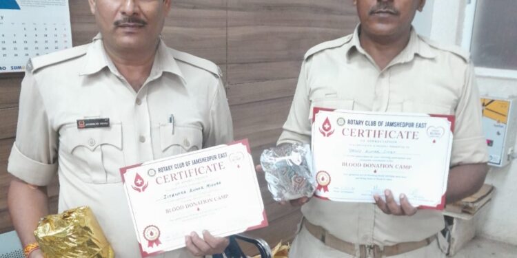 Jamshedpur doctors day : डॉक्टर्स डे पर एमजीएम अस्पताल में रक्तदान शिविर, 50 से अधिक यूनिट रक्त संग्रह Jamshedpur doctors day : डॉक्टर्स डे पर एमजीएम अस्पताल में रक्तदान शिविर, 50 से अधिक यूनिट रक्त संग्रह