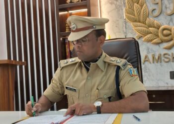 Jamshedpur new ssp took charge : जमशेदपुर के नए एसएसपी एहतेशाम वकारिब ने पदभार संभाला, एडीजी ने की अहम बैठक