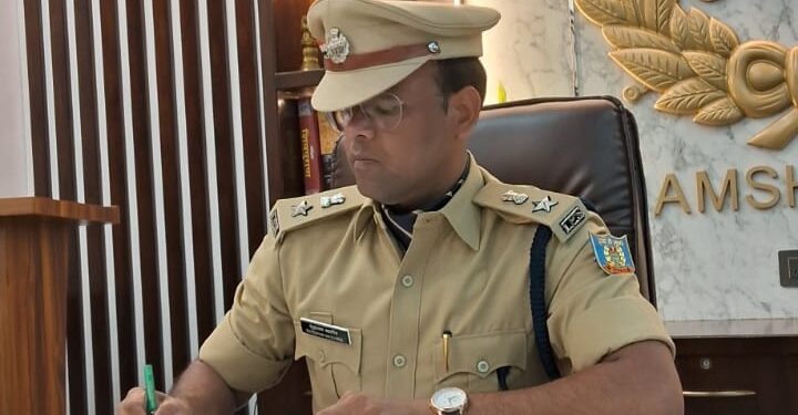Jamshedpur new ssp took charge : जमशेदपुर के नए एसएसपी एहतेशाम वकारिब ने पदभार संभाला, एडीजी ने की अहम बैठक