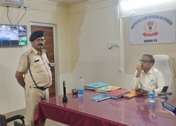 Jamshedpur ssp action : जमशेदपुर के एसएसपी देर रात इंस्पेक्शन करने निकले, सोनारी थाना में अचानक घुसे, सबके होश उड़े Jamshedpur ssp action : जमशेदपुर के एसएसपी देर रात इंस्पेक्शन करने निकले, सोनारी थाना में अचानक घुसे, सबके होश उड़े