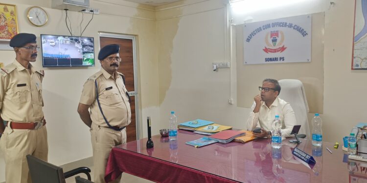 Jamshedpur ssp action : जमशेदपुर के एसएसपी देर रात इंस्पेक्शन करने निकले, सोनारी थाना में अचानक घुसे, सबके होश उड़े Jamshedpur ssp action : जमशेदपुर के एसएसपी देर रात इंस्पेक्शन करने निकले, सोनारी थाना में अचानक घुसे, सबके होश उड़े